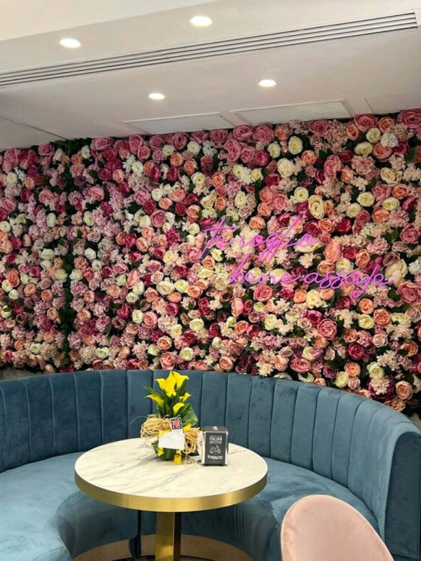 allestimento con rose artificiali per ristorante di my garden napoli