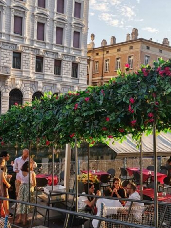 allestimento con fiori e piante artificiali di my garden napoli